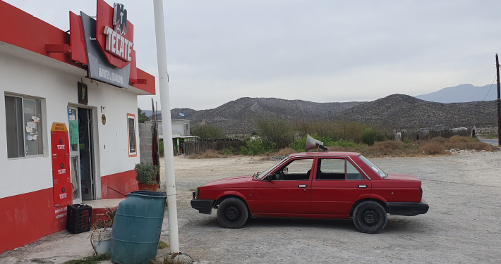 Rotes Auto mit Megafon auf dem Dach am Standort St. Theresa, Coahuila – Fundstück der Forschungsreise Mexiko 2025.
