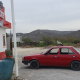 Rotes Auto mit Megafon auf dem Dach am Standort St. Theresa, Coahuila – Fundstück der Forschungsreise Mexiko 2025.